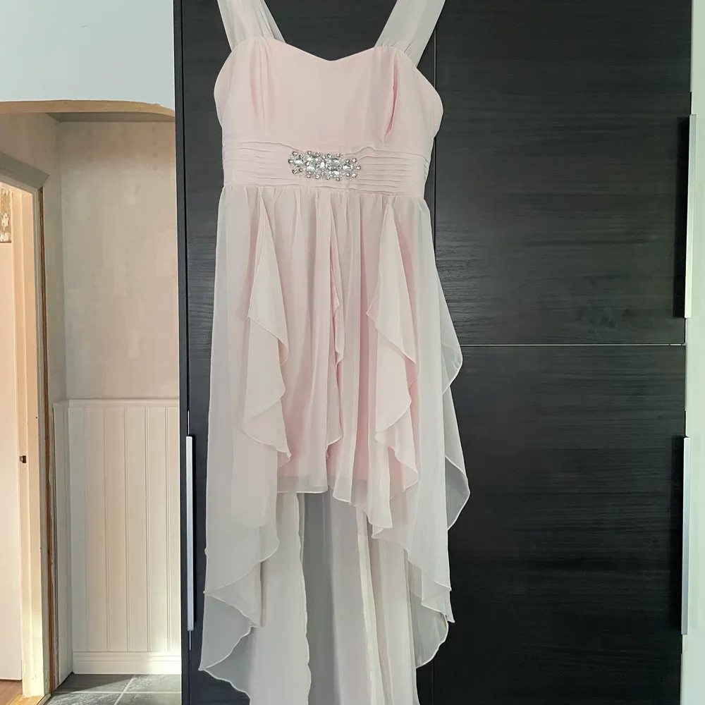 Ljusrosa klänning från bodyflirt i storlek 38. Klänningen är i väldigt fint skick och har bara använts 1 gång. Kan skickas då köpare står för frakt.. Klänningar.