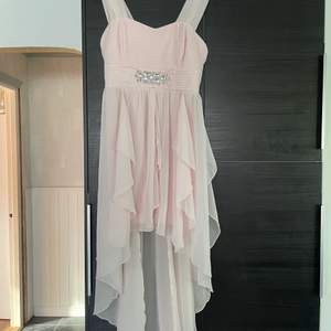 Ljusrosa klänning från bodyflirt i storlek 38. Klänningen är i väldigt fint skick och har bara använts 1 gång. Kan skickas då köpare står för frakt.