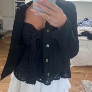 Jeans jacka  -  Säljer min jättefina jeans jacka på grund av att den är lite liten på mig den är i storlek xs Och aldrig använd passar även perfekt nu till sommarn💓köparen står för frakt kan Annas mötas