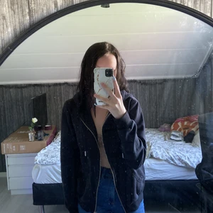 Dragkedjs tröja - Säljer min dragkedjs tröja pga för liten, använd få gånger så den är i bra skick❤️