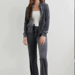 Gina velour byxor - Säljer mina velour byxor från Gina tricot! Original pris 229kr! Första bilden är från hemsidan. Säljer dom eftersom att dom blivit försmå.Väldigt bra skick!100kr+frakt