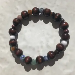 Handgjort elastiskt armband med träpärlor och mixed stones 💖 kontakta mig om du vill veta vilka kristaller det är 🌸 betalning via swish ☁️