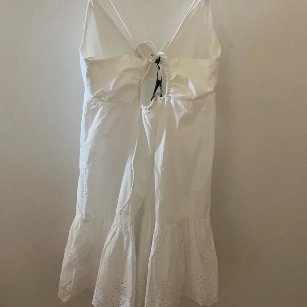 Jag säljer min vita klänning från Zara. Jag skulle ha den på skolavslutningen men hittade en annan som satt bättre på mig. Endast testad med lappen kvar. Köptes för 399 och säljer nu för 219kr. Frakten kostar 66kr. Mina bilder! . Klänningar.