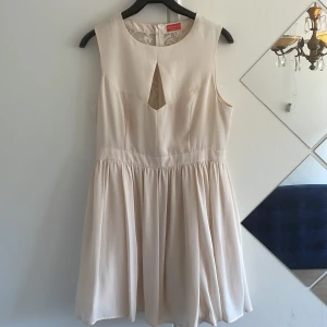 Klänning - Min fina studentklänning❤️ Älskar den men säljer pga blivit för liten runt bysten+har inte använt den på 7 år… Endast använt en gång! Superskön och lätt material, med liiite toul under kjolen så den svävar lätt och fint. Världens finaste spets-rygg också! Och liten utskärning vid bröskorget, perfekt kör lite klyvage😉 Off white/creme färgad.