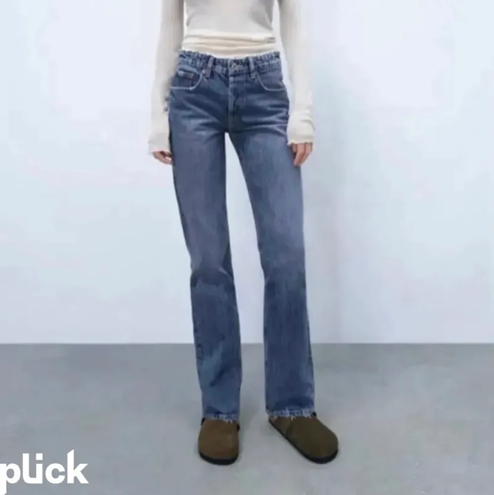 Mörkblå Midrise jeans från zara! Knappt använda i storlek 32💕. Jeans & Byxor.