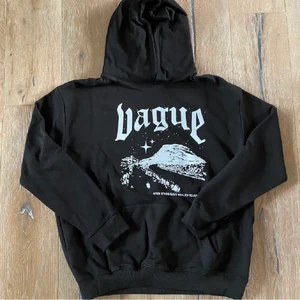 Vague Hoodie - Säljer den vague hopdie i strlk S men den är oversized! Helt ny och oanvänd med prislappen kvar❤️