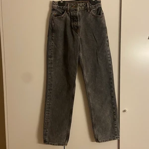 Jeans, collusion  - Jeans från Collusion köpta från asos. Modellen straight i storlek 25/30. Grå tvätt