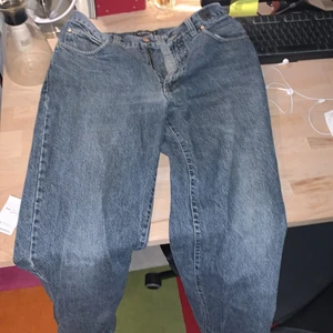 Bagy jeans - Säljer mina jeans jag köpte på second hand för att de är för tajta i midjan för min smak. De är 32 i längd och lite tajtare än 36 men defentivt större än 32 i midjan och sitter ganska bagy. Kan släppa dem för någonstans mellan 5 till 2 hundra beronde på hur snabbt saker går😎