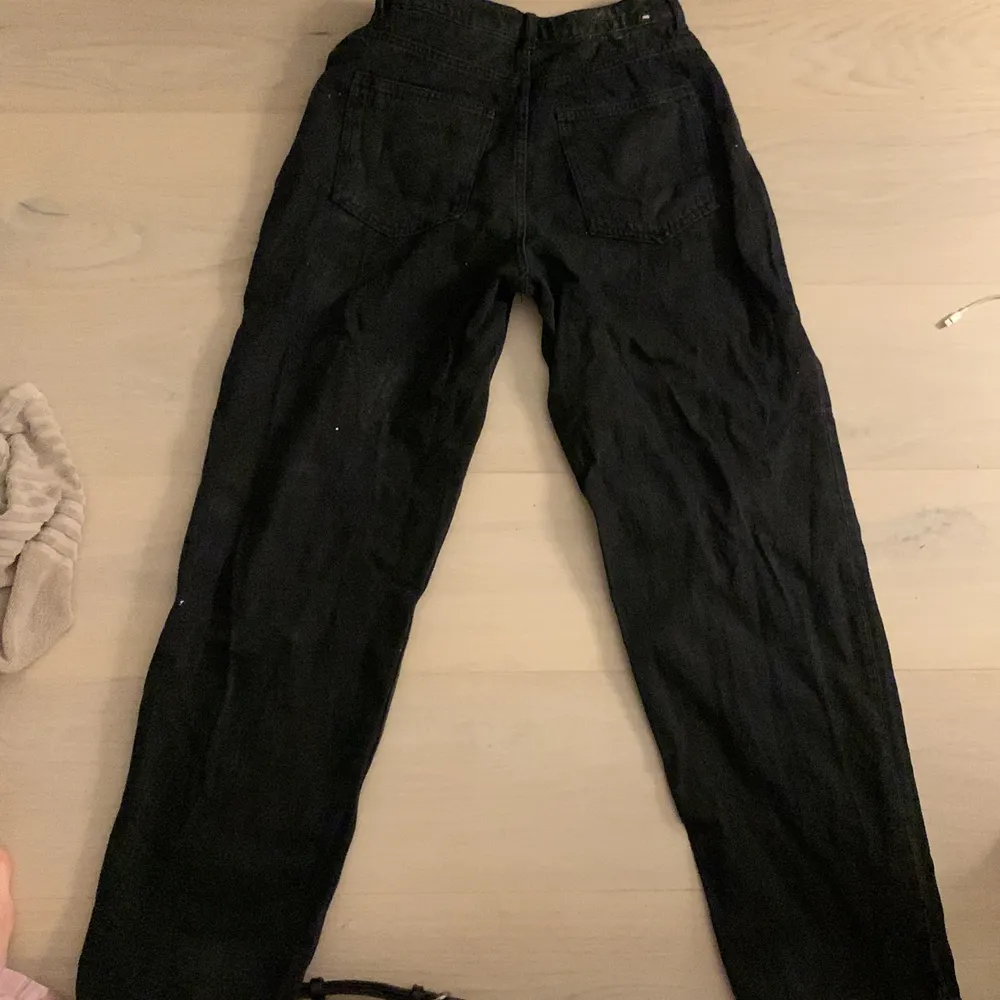 Svarta högmidjade loose fit jeans från H&M. Är för långa på mig som är 153 därför de säljs. Använda några gånger i två veckor och sedan inte mer.. Jeans & Byxor.