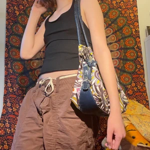 Fin mönstrad väska - Säljer denna väska eftersom att det inte kommit till anvöndning. Köpt secondhand men fortfarande i hyfsad bra kvalitet. Handtagen är lite slitna men inget stort. <3