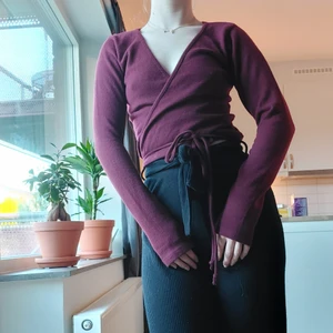 Vinröd knyttop - En väldigt fint knyttop i vinrött i storlek XS. Topen är relativt kort med långa sköna ärmar. Från märket Lana som jag inte känner till sedan tidigare. Endast använd ett fåtal gånger, dock är den köpt second hand av mig så jag skulle säga att den är i använt skick, men fortfarande väldigt fin! Kam vara något stickig om du har känslig hud. Kontakta mig gärna om du har några frågor!😊