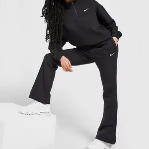Här är ett par svarta byxor från Nike som är helt oanvända på grund av att de är för korta för mig. Ordinare pris är 600kr. Det är storlek xs och jag är 170cm lång. Köparen står för frakten. Det är bara att skriva vid frågor eller fler bilder. 