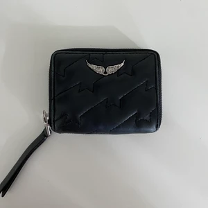 Zadig Voltaire plånbok - Säljer denna zadig plånbok! Inga defekter! Som ny! Insidan ser smutsig ut men är bara dammig för inte används på ett tag men om man tar lite vatten på den så blir det som ny!