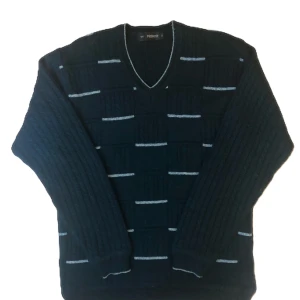 stickad tröja - super mysig och fin stickad tröja, färgen är lite svår att fånga på bild men det är typ en mörkgrön