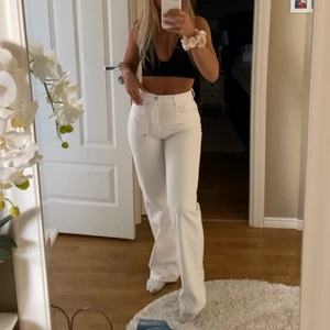 Vita raka jeans - Säljer vita raka jeans. Använda fåtal gånger❣️ (prislapparna är ej kvar