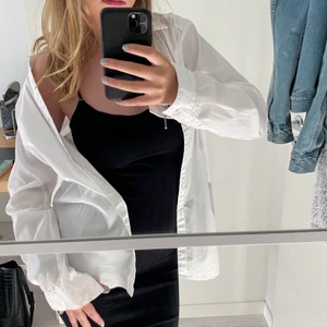 Oversize skjorta - Säljer denna fina vita skjortan som e från manavdelningen i storlek 46. Sitter oversize på mig som är en S. Hör av er vid frågor eller fler bilder 😊 frakten tillkommer 🥰