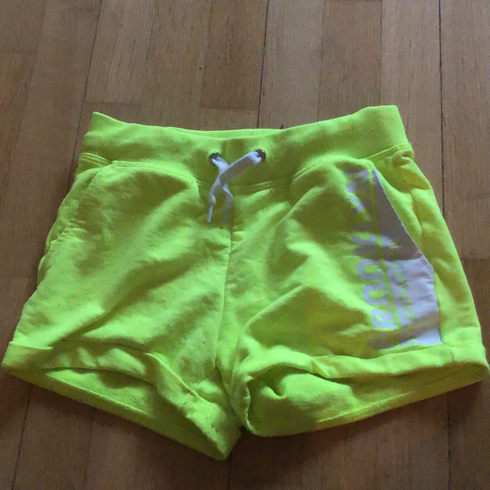 Short i neon färg som nästan aldrig har andvänts. Dom är i bra skick inga fula fläckar och sånt. Shorts.