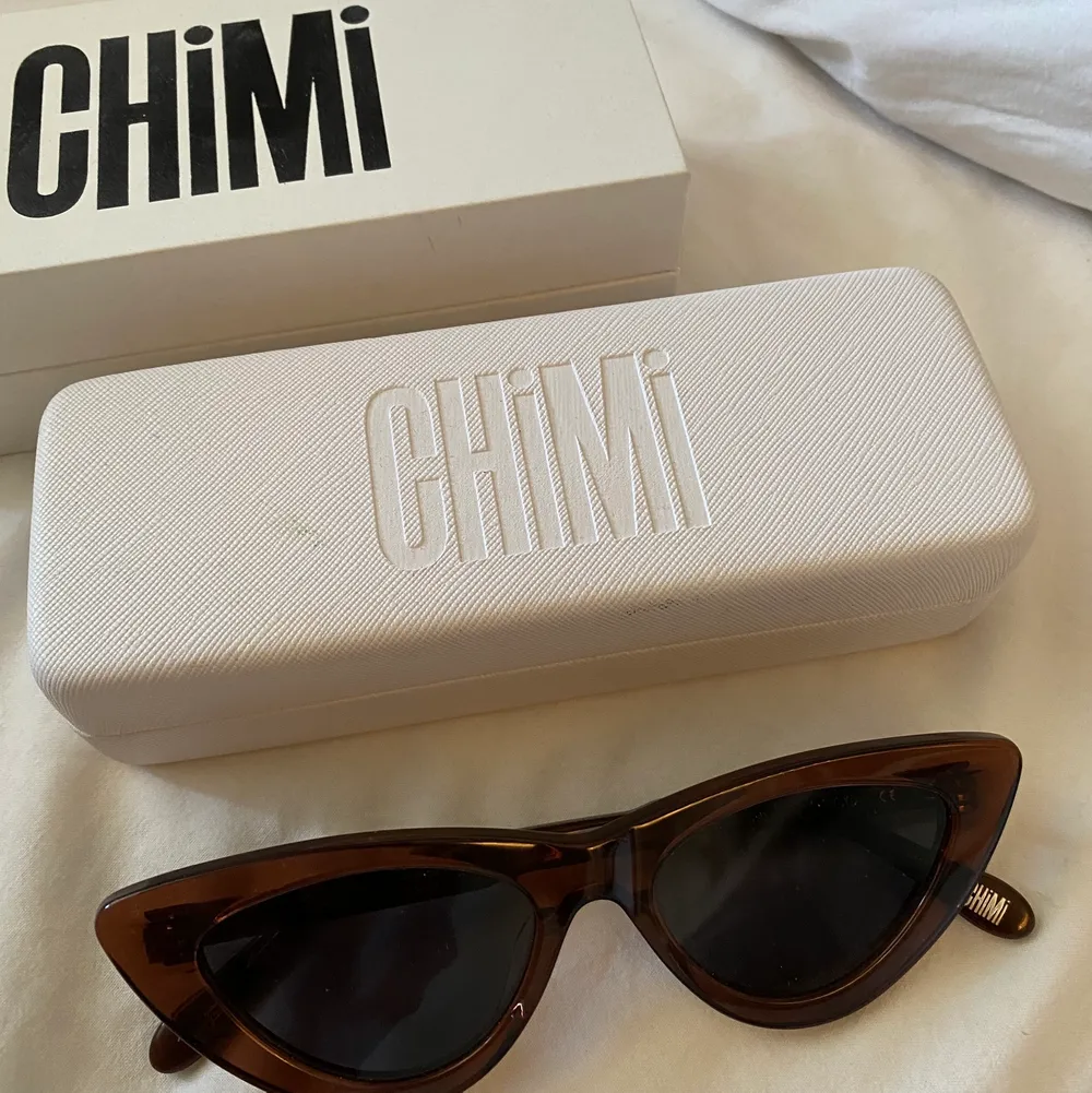 Säljer helt oanvända chimi solglasögon. Bruna med svart glas i modellen #006. Kommer tyvärr inte till användning❣️ Kommer med förpackning. Accessoarer.