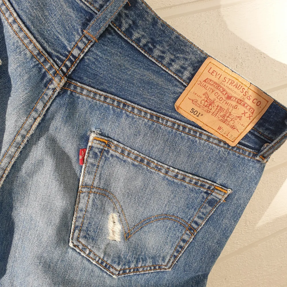 Säljer ett par vintage Levi's 501's med slitningar i storlek 34/32. OBS! Jeansen är altererade så vänligen se över specifikationerna! :) Innerbenslängd: 63,5 Cm, Midjemått: 87 Cm.. Jeans & Byxor.
