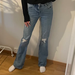 Blåa Jeans Zara - Säljer dessa jeansen från ZARA (stl 32) de är lite bootcut skulle jag säga. Färgen är ganska blå (se tredje bild) säljer de för 179kr+66kr frakt☺️