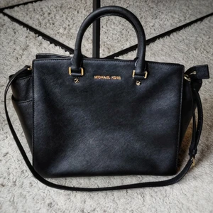 MICHAEL KORS - SELMA - Michael kors "Selma" bag. Köpt på NK i Göteborg. Fint skick och många innerfickor på insidan. Nypris 3499:- En liten skada på kanten på ovansidan, därav priset. Inget som syns vid användning. 