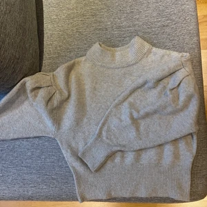 Tröja från hm  - Är i bra skick, fin färg och lite annorlunda ärmar, skriv vid funderingar eller fler bilder 😊💗💗