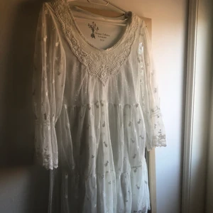 vit klänning  - vit spets/tyllklänning med fina broderier. köpt på secondhand och är i mycket bra skick, frakt tillkommer 💞