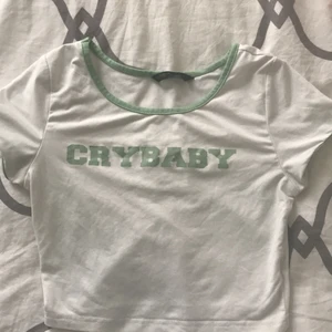 Crop top - köpte denna på shein för 30 kr. Jag säljer den för 25 kr men med frakt blir den 40 kr. jag har använt den en gång