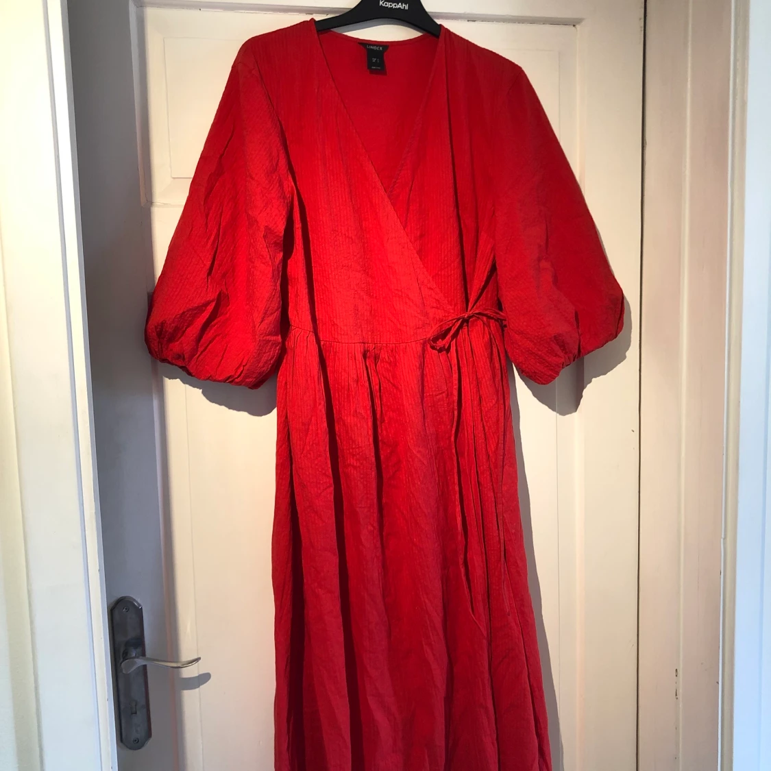 Röd omlottklänning med puffärm (Lindex)