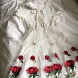 Klänning - Klänning med rosor 🌹 nyskick