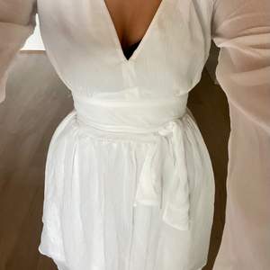 Säljer denna fina vita klänning. Köpt på Bubbleroom, strlk 36 men passar en 34/xs samt en S skulle jag säga. Perfekt studen klänning💖