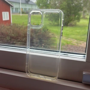Genomskinligt skal iPhone 11  - Helt oanvänt nytt skal till iPhone 11, från shein. Fick hem paketet igår så helt nyskick. Säljer för att jag råka ta till fel mobil🥲 det står 39kr frakt men det är 51kr