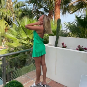 Grön satinklänning - Såå fin grön satinklänning från Zara. Använd 2 gånger. Säljer för att jag tycker den är för kort för min smak💞