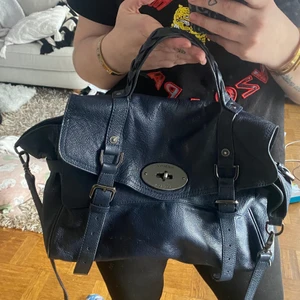 Mulberry Alexa - Suuperfin Mulberry Alexa väska, äkta skinn. Något tecken på användning här och där men annars i fint skick👌 inte äkta men toppkopia. OBS! JAG KOMMER RESA BORT 25/5 OCH DÄREFTER VARA BORTA 4V, ÄR DU INTRESSERAD AV ATT KÖPA BEHÖVER DET SKE INNAN DESS