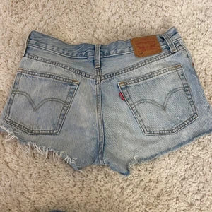 Jeans shorts - Såå snygga levis jeans shorts!! Perfekta till sommaren😍 köparen står för frakt BUDGIVNINGEN AVSLUTAS IDAG MÅNDAG 20.00