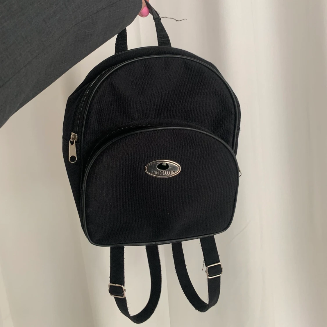 Liten svart ryggsäck 