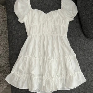 Studentklänning - Hej! Säljer denna då tiden att returera den hade gått ut, det är en stl S och kostar 899 ny men säljer för 650, vid snabb affär kan priset diskuteras. Köparen står för frakt :)