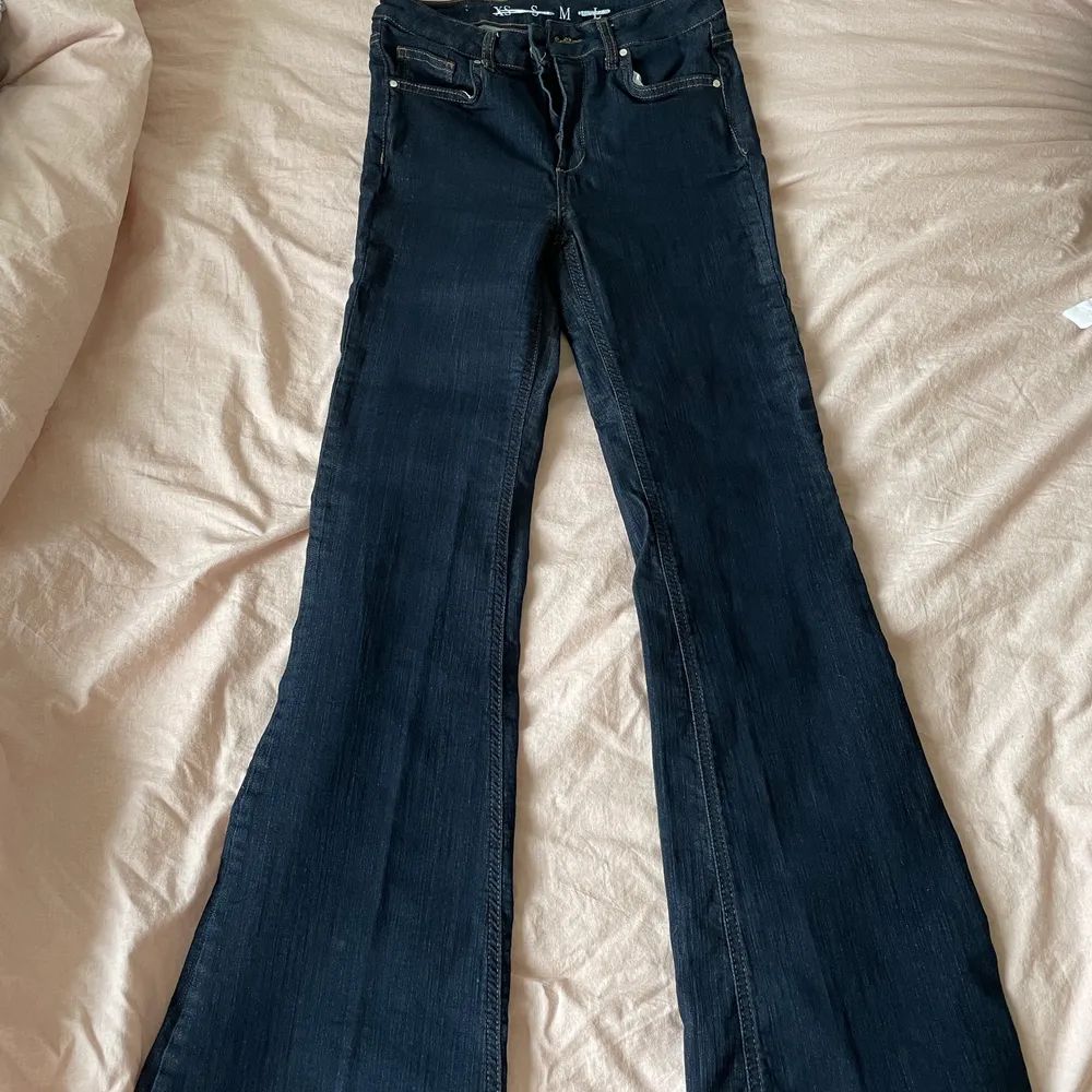 Jättefina och sköna bootcut jeans från bik bok i storlek M som jag säljer pga att jag inte använder de. Jag är 165 och de passar perfekt i längden.                  Köparen står för frakt💖. Jeans & Byxor.