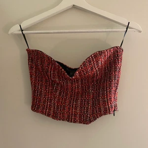 Röd korsett! - Säljer denna fina korsett, aldrig använd i storlek Xs!