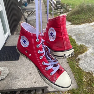 Converse röda - Säljer ett par röda converse, hög modell, storlek 40. Lite smutsiga men annars i fint skick. 