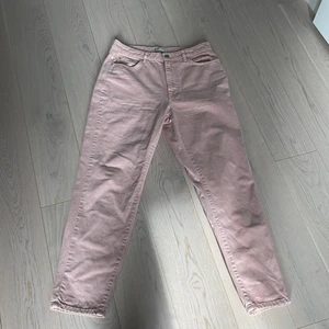 Jeans  - Hej! Säljer ett par fina och cool rosa jeans, dom är bara använda några få gånger och är jätte fina i kvaliten inga skavanker på dom, säljer dom pågrund av att dom blivit förstora😊