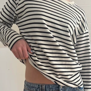 Randig tröja - Randig trendig tröja från zara! Använd ett fåtal gånger! Pris kan diskuteras. Perfekt nu till sommaren. Köparen står för frakt 