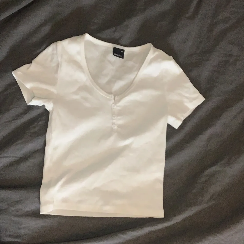 Detta är en vit cropad tröja från Gina Tricot i st XS. Jag har bara använt den 5 gånger så den är i bra format! Man kan se igenom den lite dock.. Skjortor.