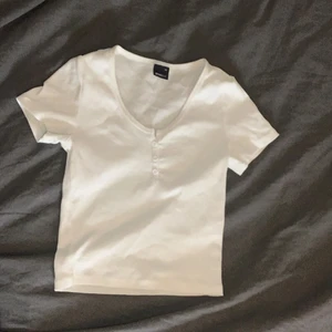 Vit tröja från Gina Tricot  - Detta är en vit cropad tröja från Gina Tricot i st XS. Jag har bara använt den 5 gånger så den är i bra format! Man kan se igenom den lite dock.