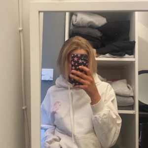  Vitt hoodie från cubus - Vit hoodie med ett litet rött tryck.100 kr inklusive frakt