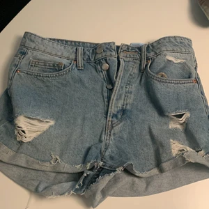 Hm jeans shorts storlek 36 - Bra skick, använd många gånger men inte alls slitna, senast använd för 2 år sedan , storlek 36, High waisted 