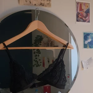 Svart bralette - Svart skön bralette i 7-8 av 10 skick. Tror strl M, men lappen är bortklippt. Passar mig med 75A bra men passar större o mindre också. Har används en del men i bra skick. Osäker på märke, men gissar på lindex eller gina? Frakt ingår inte.