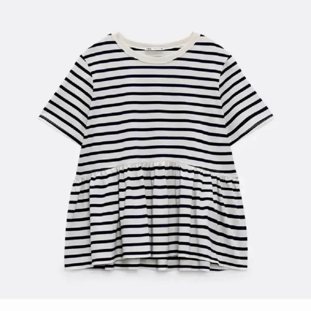 Säljer denna UR snygg zara tröja! Då jag inte för någon användning av den längre. Helt slutsåld på Zaras hemsida!!! Skriv gärna för egna bilder! Kram❤️ . T-shirts.