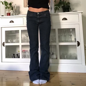 Miss sixty jeans  - Lågmidjade mörkblå jeans från miss sixty! I nyskick 💖💖Midjemått: 77cm innerbenslängden: 85cm De är stretchiga så passar större storlekar också, tyvärr för stora på mig som är 160cm:(