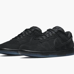 Nike sp dunk low - säljer ett par Nike Sp dunk lows, köpte dom på SnS för 1500kr, men nu när dom har gått upp i värde så vill jag sälja dom, dom är i helt okej skick, om ni vill ha bild på skorna så fråga bara, nypris på restock: 3150kr mitt: 2000kr